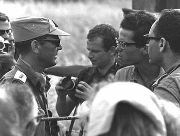 A UNEF officer says his last farewell to his Israeli counterpart as they evacuate the Sinai border on May 19. 

Photo: Bruner Ilan/Israel National Photo Archive