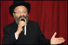 Parents of Mumbai Emissaries Encourage Jewish Institutions in London